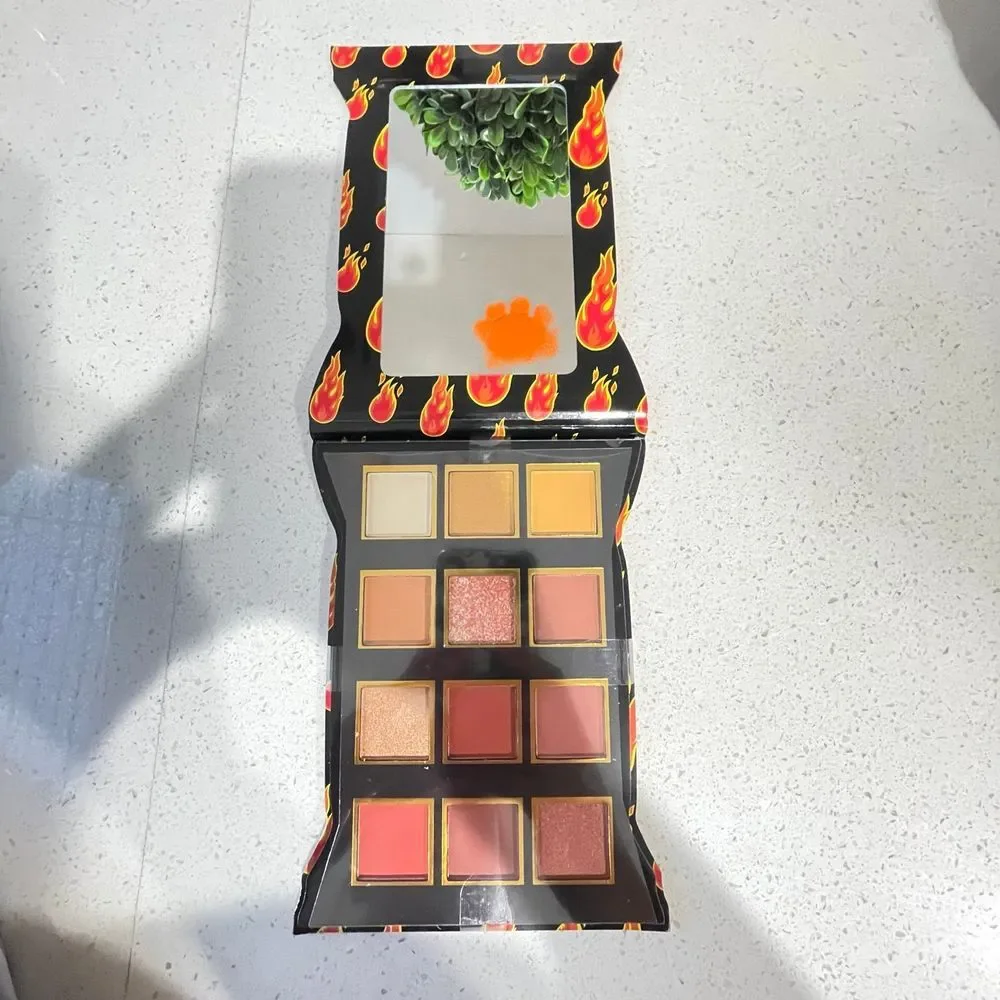 Cheetos‎ Flamin Hot Crunchy Eyeshadow Palette 12 Shades Chester Cheetah Mirror